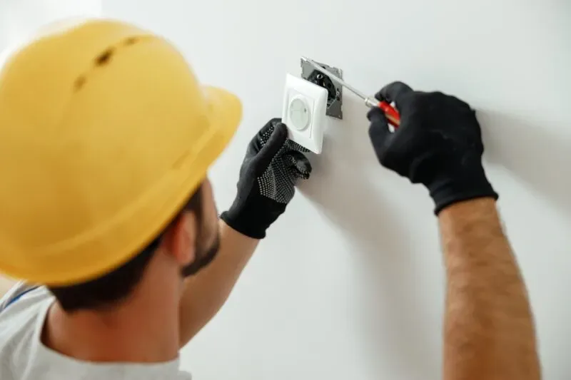 Électricien réalisant une rénovation électrique à Paris